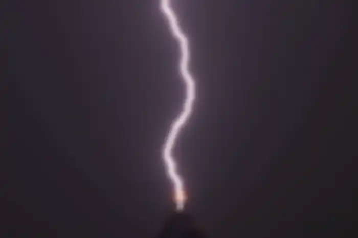 Fotografer sukses memotret patung Yesus Sang Penebus yang tersambar petir di Rio de Janeiro, Brazil.