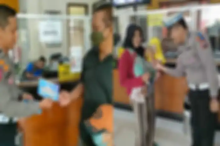 Momen petugas Satlantas Polres Situbondo Polda Jatim memberikan hadiah romantis kepada masyarakat yang mematuhi aturan lalu lintas.