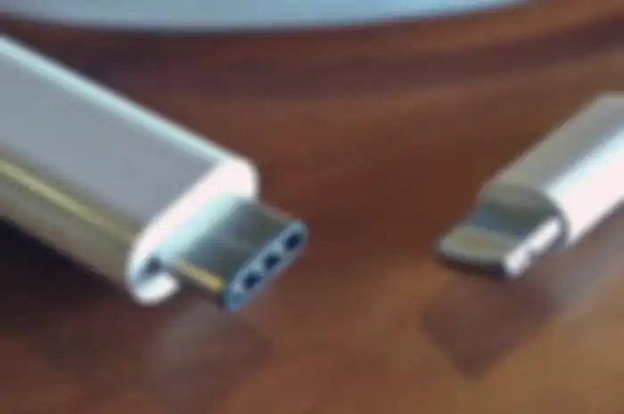 Ilustrasi kabel USB-C yang akan menggantikan kabel lightning di iPhone 15. 