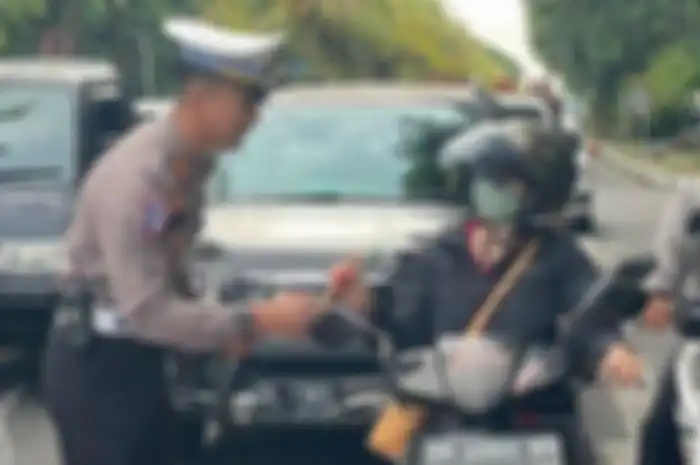 Perayaan Valentine di Bali, Polisi kasih cokelat ke pemotor