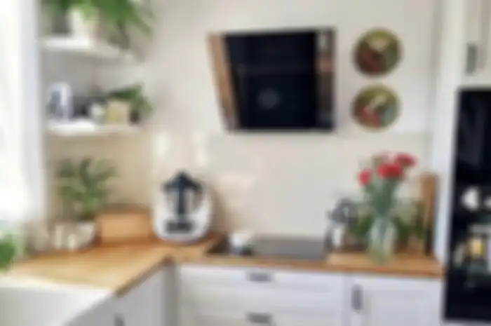 Foto interior dapur mungil yang terlihat estetik. Desain pencahayaan jadi kunci dalam penataan.