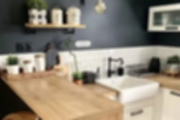 Desain interior dapur ukuran sempit makin kekinian dengan trik simpel. Fotonya tampak berbeda.