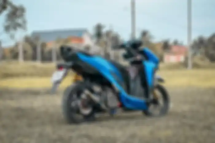 Pakai knalpot motor 2-tak, modifikasi motor Honda Vario 150 super unik.
