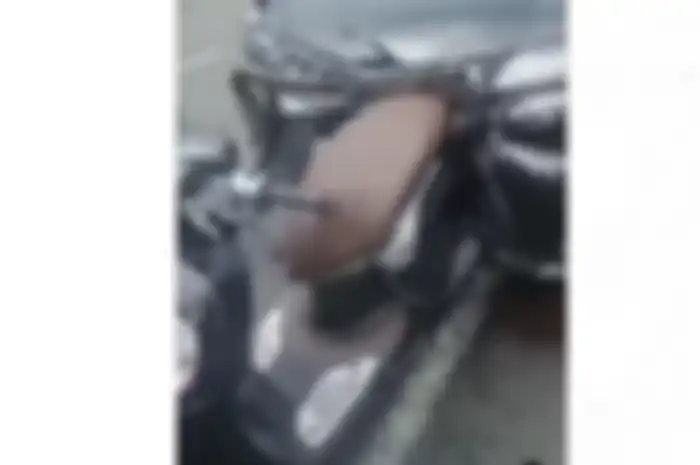 Honda Scoopy ditabrak dari belakang pada Selasa (14/2/2023) malah bagian depan mobil yang rusak parah.