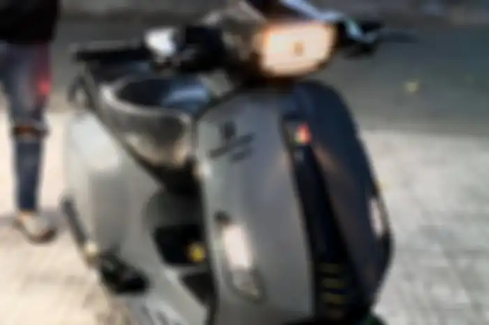 Modifikasi motor Vespa Sprint, pakai sokbreker unik plus aksesoris aftermarket kece.