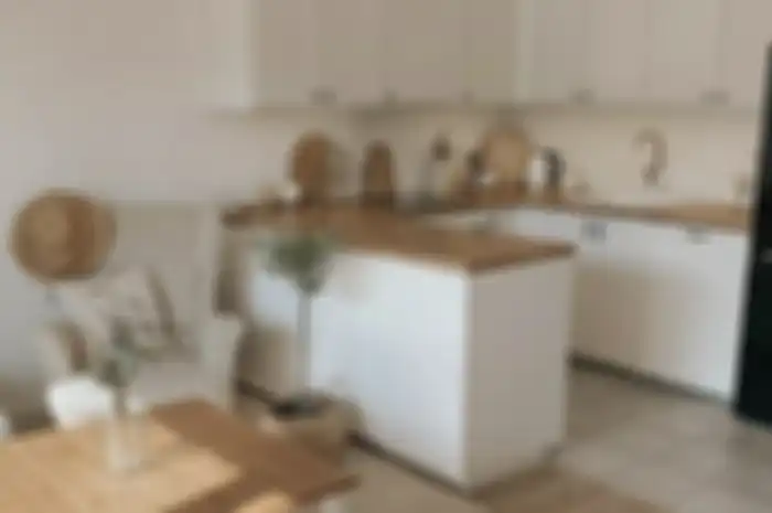 Potret dapur kecil yang lebih lapang saat Ramadan. Wadah makanan harus diseleksi.