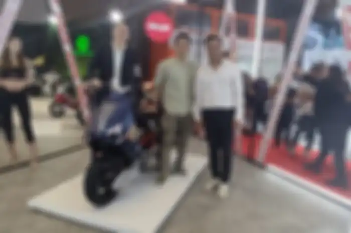 Denny Utomo selaku CEO UTOMOCORP  (kiri) bersama Ariel Noah (tengah) dan Nicko Eigert dari Smoked Garage (kanan) saat peluncuran motor baru Italjet Dragster edisi Ariel Noah di IIMS 2023, Kamis (16/2/2023).