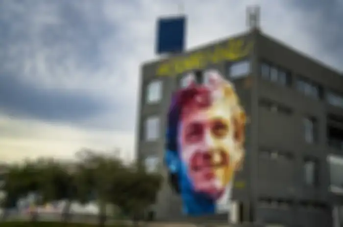 Terima kasih Vale lukisan legenda MotoGP Valentino Rossi yang HUT ke-44 hari ini, (16/2/2023) terpampang di sirkuit Valencia Ricardo Tormo