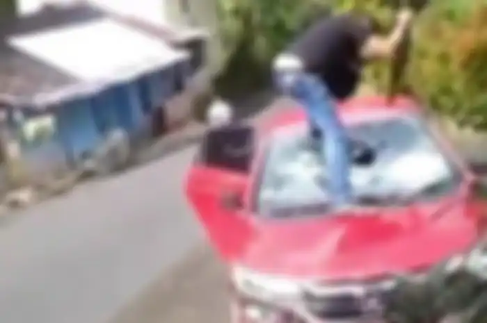 Oknum polisi yang merusak mobil dan serempet warga hingga dikepung
