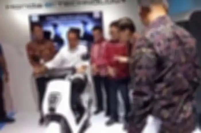 Presiden Jokowi menyambangi booth Astra Honda Motor (AHM), sampai menunggangi motor listrik Honda EM1.