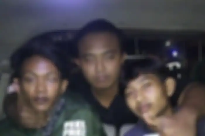Dua karyawan yang tega menghantam kepala bos ayam goreng Bekasi karena masalah gaji.