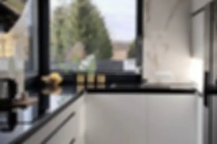 Potret desain dapur putih yang memainkan warna hitam. Jadi enggak bikin jenuh.