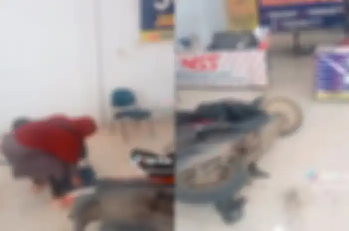 Momen emak-emak ngamuk di kantor leasing lantaran tak terima motornya disita.