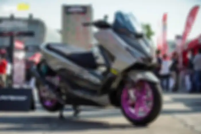 Modifikasi motor Honda Forza 350 main komponen karbon dan kaki-kaki diupgrade.