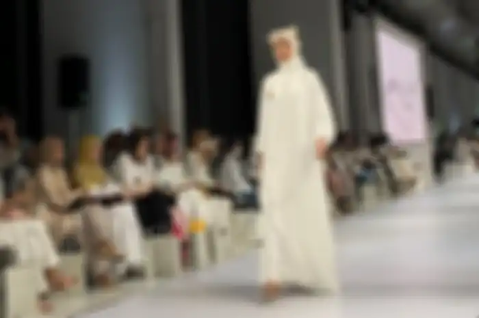 Dress putih brokat buat baju lebaran dari brand Benang Jarum