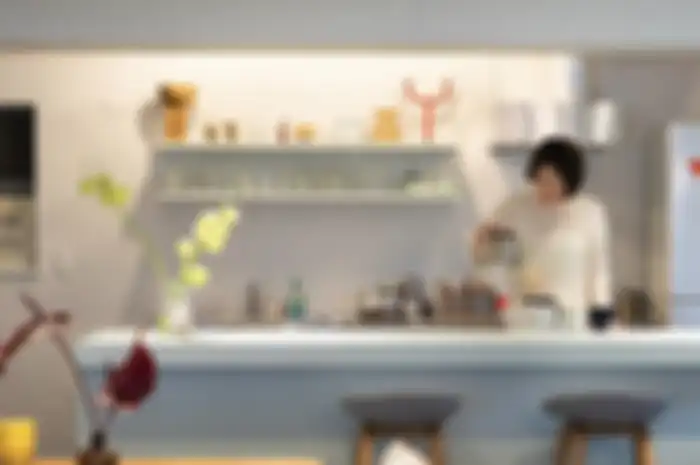 Desain rak dapur sengaja dibuat terbuka ketika ruang memasak mengadopsi gaya Jepang.