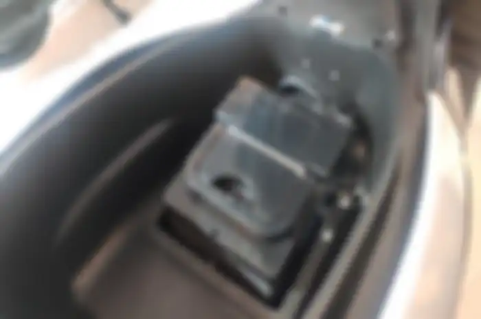 Posisi baterai motor listrik Rakata NX3 yang ada di IIMS 2023, punya jarak tempuh 80 km sekali pakai.