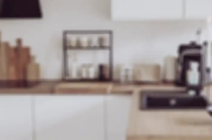 Foto tampilan dapur sempit yang tetap terjaga rapi.