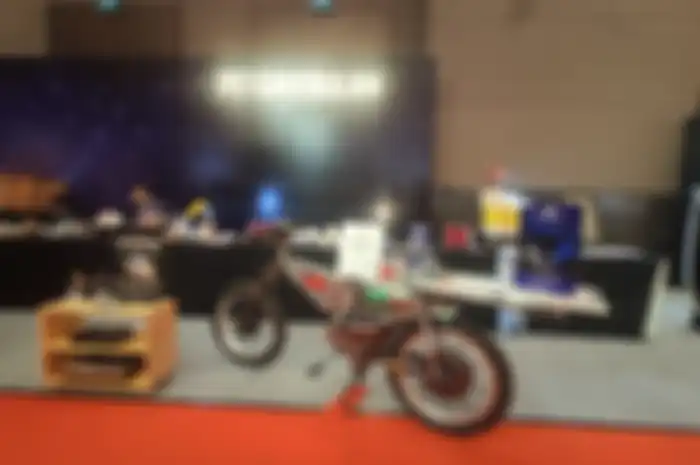Begini cara sablon di atas motor listrik garapan Pergikebulan Studio di IIMS 2023.