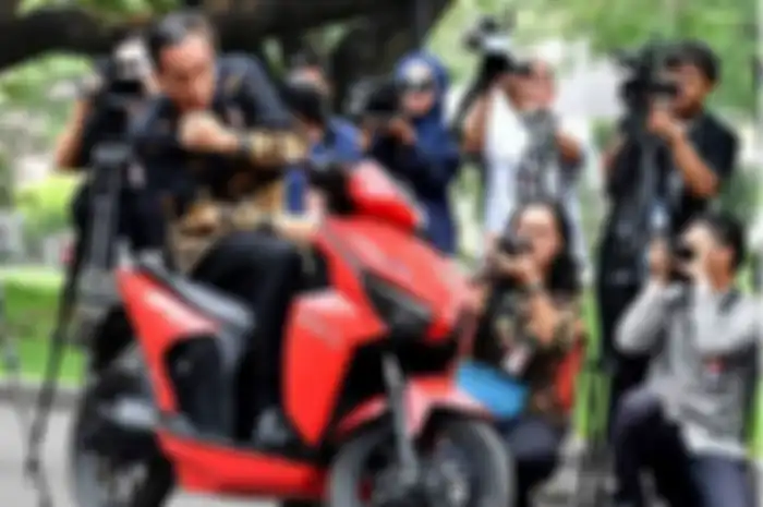 Presiden Jokowi saat memperkenalkan motor listrik dalam negeri, Gesits.