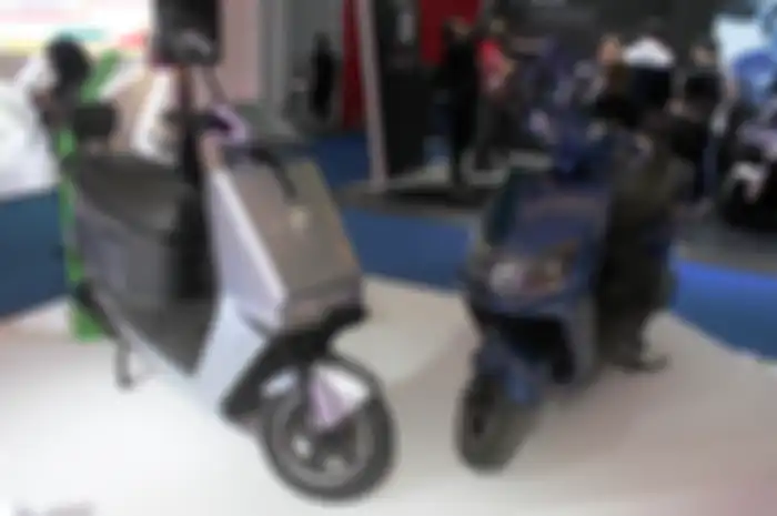 Motor listrik dari Ofero dengan nama Runner (kiri) dan Eagle. Baru akan dijual di Indonesia paling cepat enam bulan kemudian. 