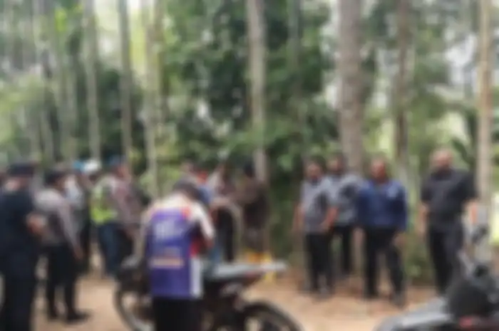 Basarnas Jambi pakai motor trail diduga Honda CRF150L untuk mencari lokasi helikopter jatuh yang angkut Kapolda Jambi Irjen Rusdi Hartono.