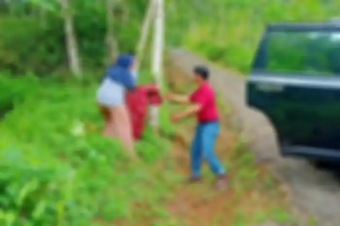 Wanita di Cilacap melahirkan di pinggir jalan saat berboncengan dengan suaminya.