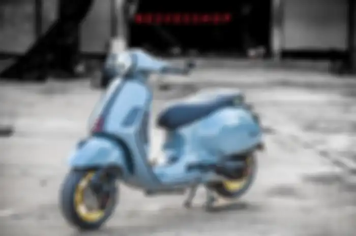 Modifikasi motor Vespa GTS 300 dijejal spare part mewah garapan biker Vietnam.