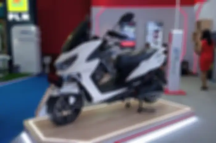 Motor listrik Polytron Fox R dijual di IIMS 2023.