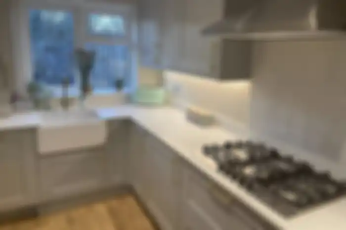 Potret desain dapur letter L tampak makin klasik. Posisi kulkas menentukan ruang memasak yang fungsional.