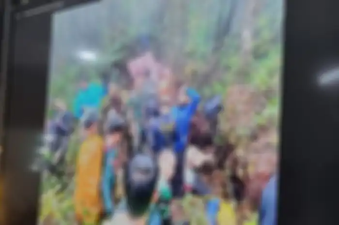Suasana tim evakuasi di lokasi tempat kejadian helikopter rombongan Kapolda Jambi Irjen Rusdi Hartono mendarat darurat di kawasan hutan Kabupaten Kerinci, Jambi, Senin (20/2/2023)