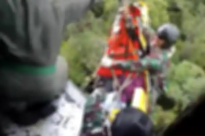 Potret evakuasi Kapolda Jambi yang dibantu tim TNI AU dengan helikopter Super Puma.