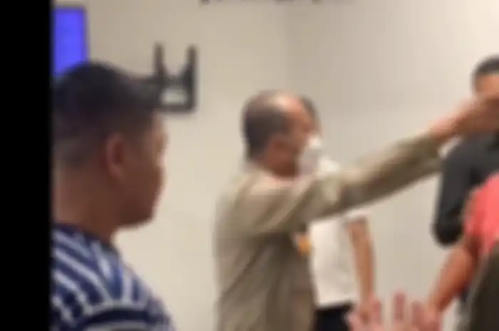 Debt collector bentak-bentak polisi saat dimediasi.