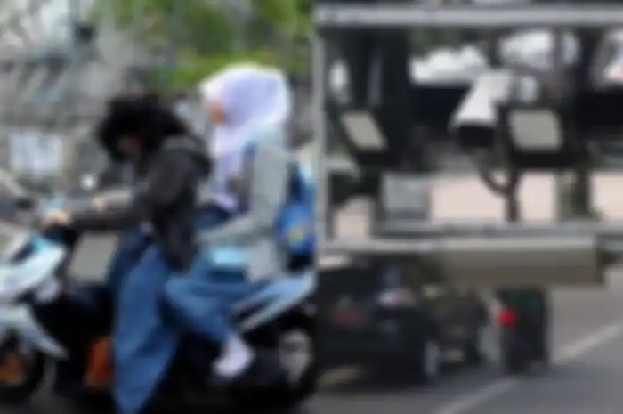 Ilustrasi pemotor tak pakai helm (kanan) dan kamera ETLE (kanan). Tilang elektronik menindak ribuan pengendara selama Operasi Keselamatan Jaya 2023.