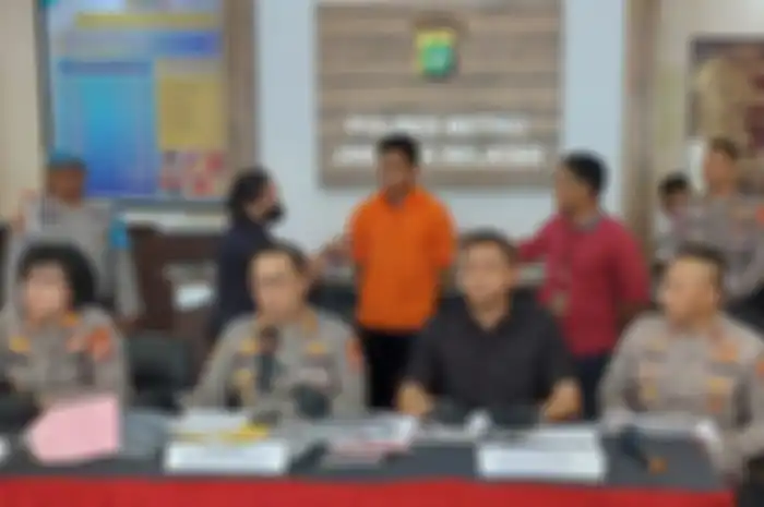 Mario Dandy Satriyo (mengenakan baju oranye), pelaku yang menganiaya pria berinisial D (17) di Kompleks Grand Permata, Pesanggrahan, Jakarta Selatan. Mario dihadirkan dalam konferensi pers di Mapolres Metro Jakarta Selatan, Rabu (22/2/2023).