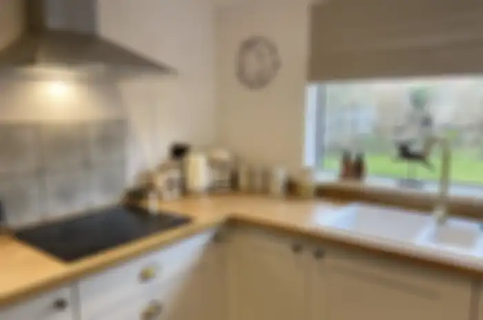 Foto dapur mungil tampak lebih luas dengan pemilihan warna yang tepat.