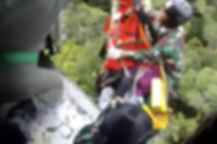 Prajurit Kopasgat TNI AU sempat berputar di udara saat menjaga tandu evakuasi Kapolda Jambi.
