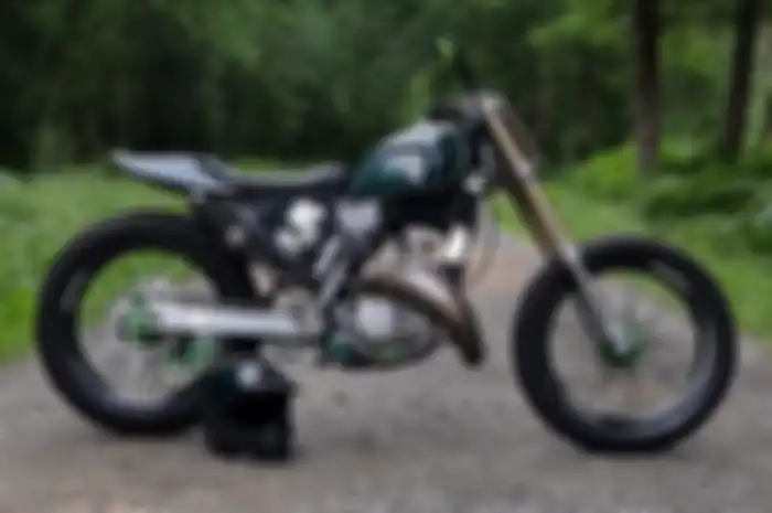 Modifikasi motor Kawasaki KX125 bergaya flat tracker.