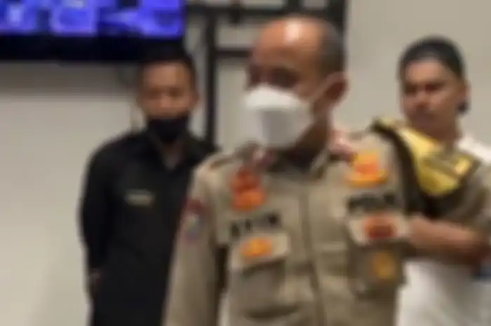Darah Kapolda Metro Jaya mendidih lihat seorang polisi dimaki-maki debt collector.
