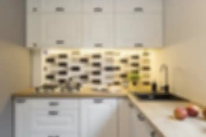 Dekorasi kitchen set yang membuat potret dapur kecil tampak lebih apik.