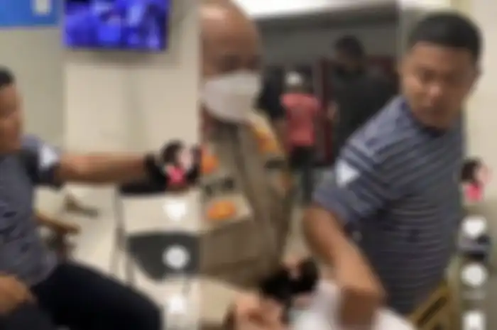 Masa lalu debt collector yang membentak polisi dikuliti. Punya status begini.