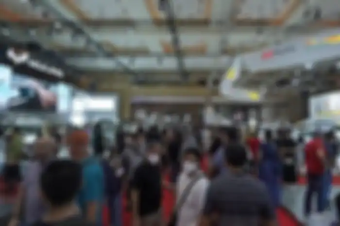 Para pengunjung ikut meramaikan IIMS 2023