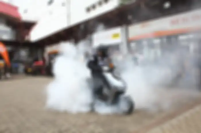 Gokil, motor listrik Yadea dipakai freestyle di IIMS 2023.
