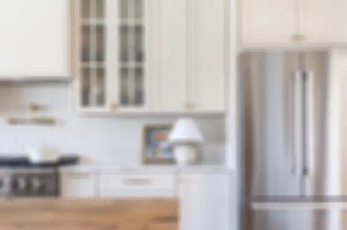 Tampilan dapur kecil yang terlihat lebih segar dengan cara mengecat kitchen set pakai warna cerah.