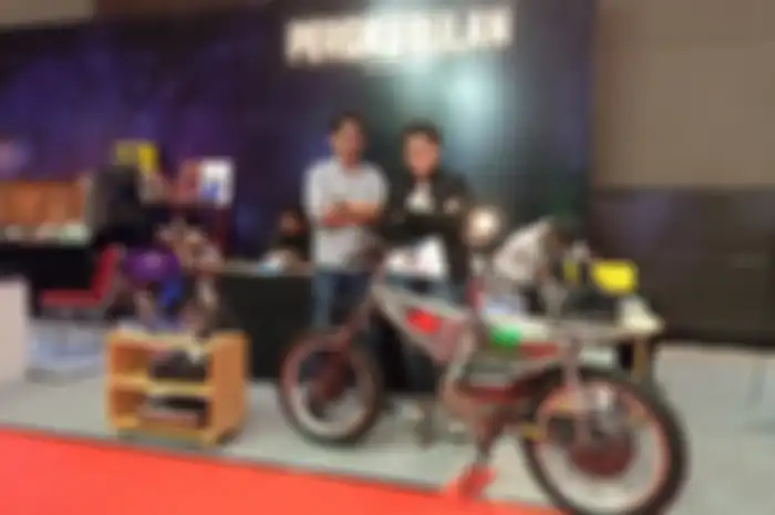 Founder Pergikebulan Studio di IIMS 2023, Endro Suryono (kiri) dan Suci Pangesti Wulandari (kanan).