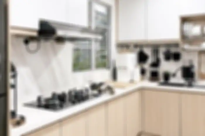 Potret hasil renovasi dapur kecil yang dilakukan dengan cara hemat biaya.