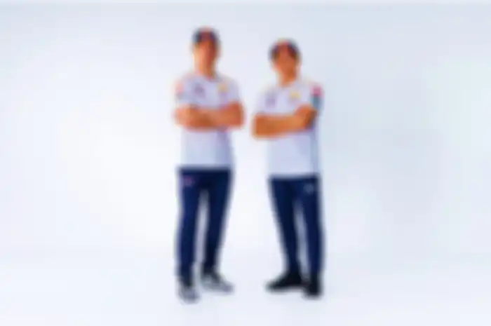 Joan Mir (kiri) dan Marc Marquez (kanan) jadi satu tim Repsol Honda untuk MotoGP 2023.