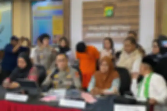 Perekam video anak pejabat pajak saat hajar putra GP Ansor, Shane Lukas (baju oranye) nangis saat ditangkap.