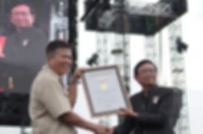 Daswar Marpaung selaku Project Director IIMS 2023 (kiri) menerima penghargaan MURI 'Pameran Otomotif Pertama dengan Fasilitas Jembatan Penyeberangan (Sky Bridge)'.