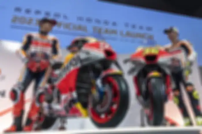 Duet Repsol Honda Team 2023 Marc Marquez (kiri) dan Joan Mir (kanan) sudah pamer kekompakan jelang MotoGP musim ini lewat permainan ini atau itu